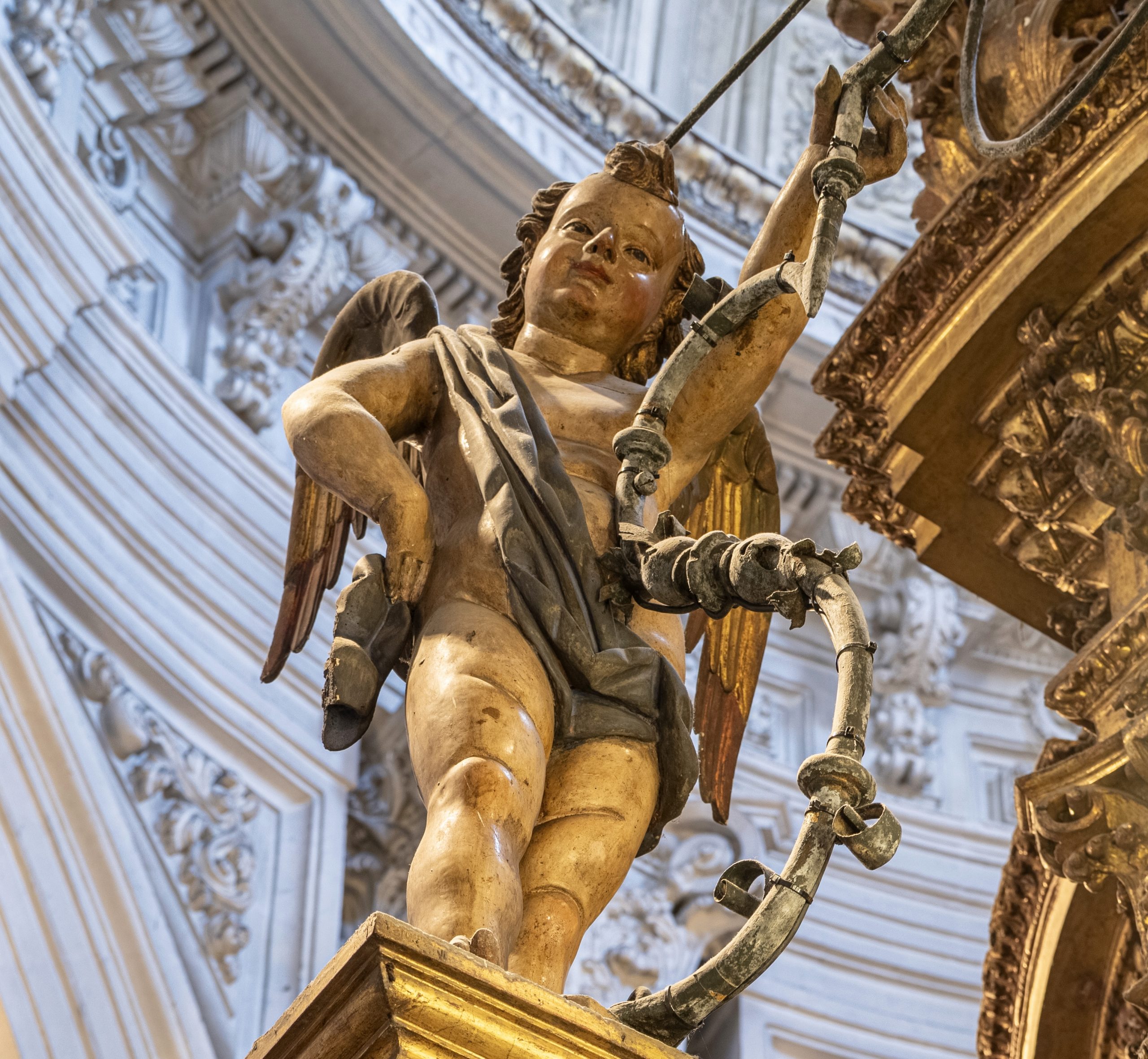Detalle de la talla y el dorado del baldaquino