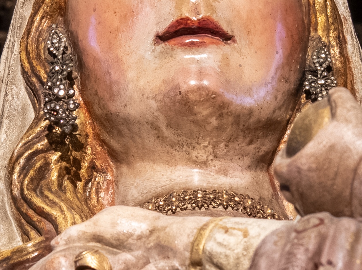 Detalle escultórico de la imagen religiosa