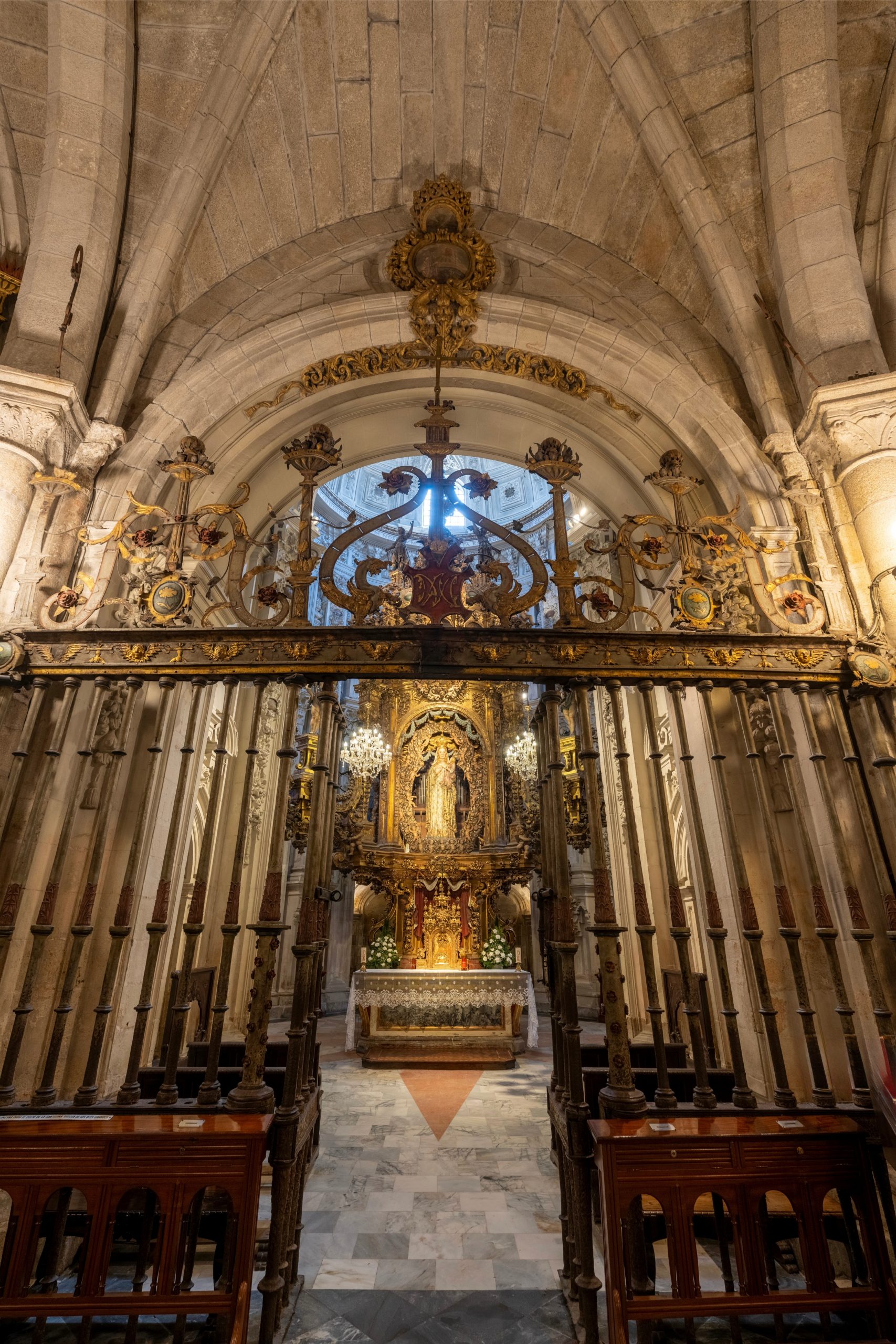 Interior barroco de la capilla de la Virgen de los Ojos Grandes